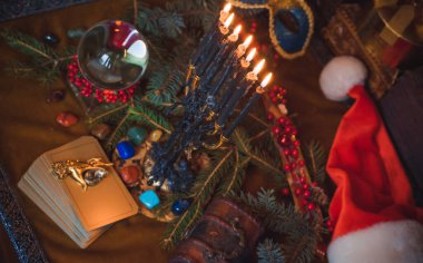 Tarot kartları, sihirli top ve diğer sihirli balolar hakkındaki Noel kehanetleri kavramı