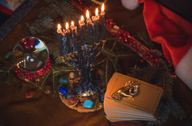 Tarot kartları, sihirli top ve diğer sihirli balolar hakkındaki Noel kehanetleri kavramı