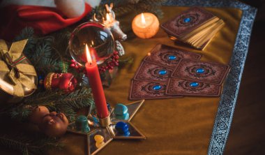 Tarot kartları, sihirli top ve diğer sihirli balolar hakkındaki Noel kehanetleri kavramı. 