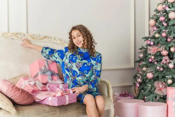 圣诞节 节假日 在舒适的房子里的少女 孩子们的生活方式 — 图库照片