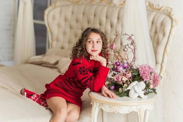 圣诞节 节假日 在舒适的房子里的少女 孩子们的生活方式 — 图库照片