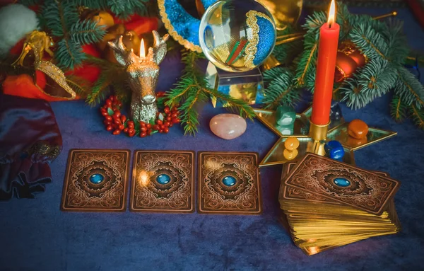 Tarot kartları, sihirli top ve diğer sihirli balolar hakkındaki Noel kehanetleri kavramı. 