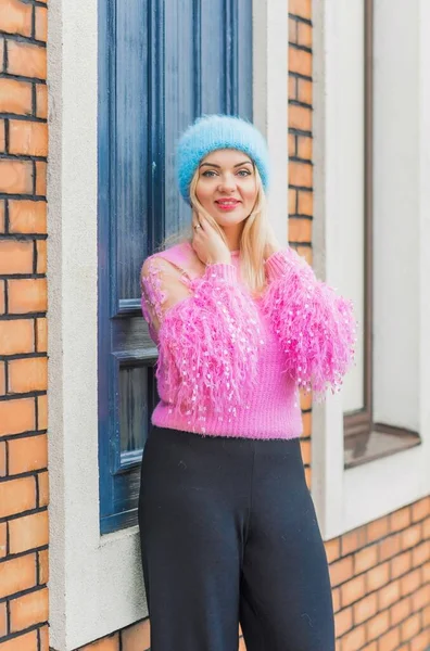 Bonita Mujer Rubia Suéter Rosa Sombrero Lana Azul Temporada Invierno —  Fotos de Stock