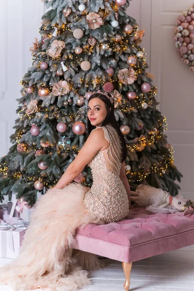 冬休みのコンセプト インスピレーションと妖精の時間 休日はクリスマスツリーの近くの女の子 かなり素敵な居心地の良い休日 魔法のクリスマスの時間 — ストック写真
