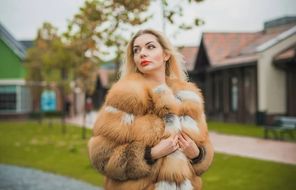 Gorgeous Size Blonde European Woman Luxury Fur Coat Women Beauty — стоковое фото