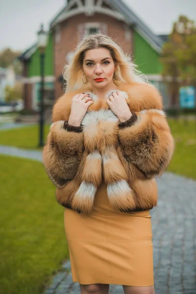 豪華な毛皮のコートでゴージャスなプラスサイズのブロンドヨーロッパの女性は 女性の美しさ 毛皮の概念 — ストック写真