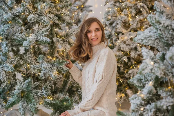 Conceito Férias Inverno Inspiração Tempo Fadas Menina Perto Árvore Natal — Fotografia de Stock