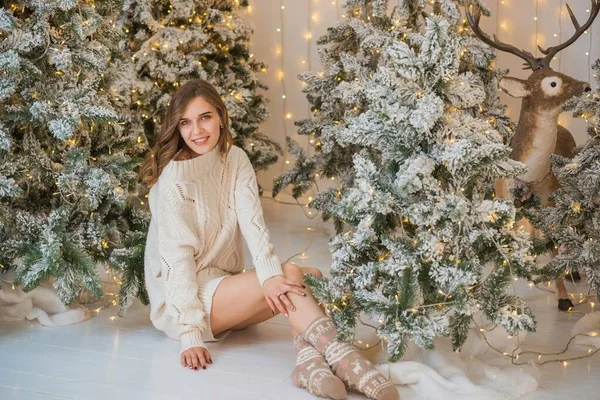 Conceito Férias Inverno Inspiração Tempo Fadas Menina Perto Árvore Natal — Fotografia de Stock