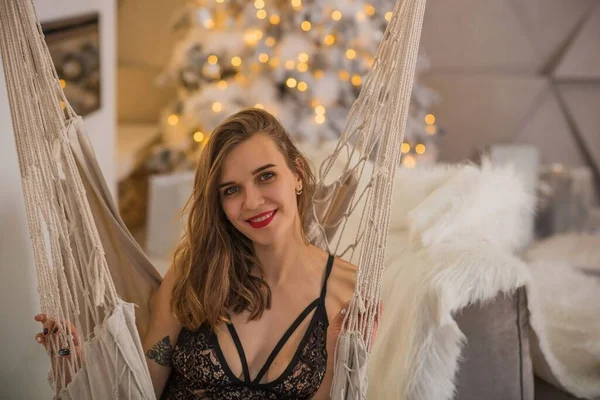 Conceito Férias Inverno Inspiração Tempo Fadas Menina Perto Árvore Natal — Fotografia de Stock