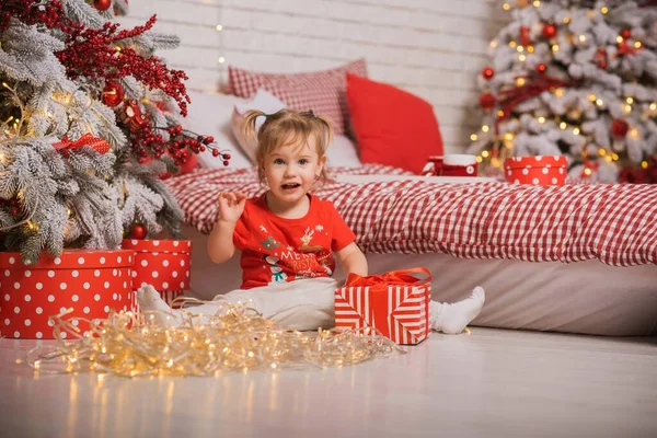 Concepto Vacaciones Invierno Inspiración Tiempo Hadas Niño Cerca Del Árbol —  Fotos de Stock