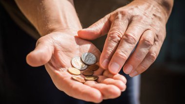 Yoksulluk, yoksulluk, para ve sikke kavramı. Fakirlerin yardıma ihtiyacı var.