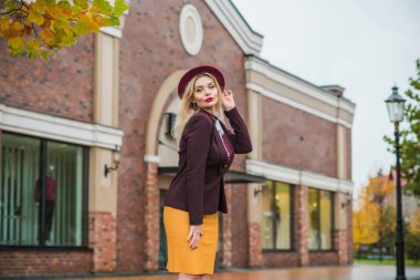 Şehirdeki kadın, artı sarışın güzel kadın portresi. Hoş bir bayan, şık, sıcak kıyafetler içinde, yaşam tarzı, alışveriş zamanı, yürüyen kadın.