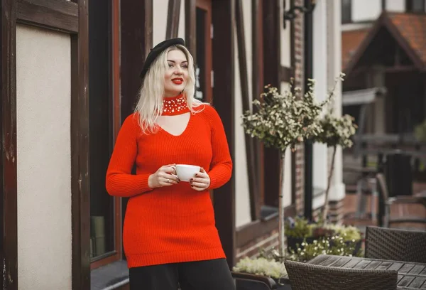 Een Vrouw Een Europees Café Een Grote Blonde Aardige Vrouw — Stockfoto