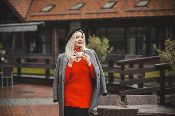 Een Vrouw Een Europees Café Een Grote Blonde Aardige Vrouw — Stockfoto