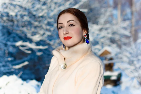 Зимняя Красота Портрет Модной Роскошной Женщины Сказочное Рождество Заснеженном Лесу — стоковое фото