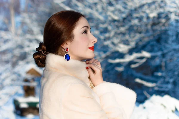 Зимова Краса Портрет Модного Красуня Казкове Різдво Засніженому Лісі Дівчинка — стокове фото