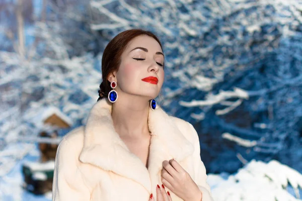Зимняя Красота Портрет Модной Роскошной Женщины Сказочное Рождество Заснеженном Лесу — стоковое фото
