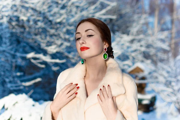 Téli Szépség Divatos Gyönyörű Portréja Tündérkarácsony Havas Erdőben Lány Bundában — Stock Fotó