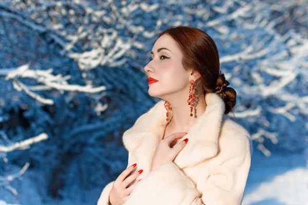 Beleza Inverno Retrato Mulher Linda Moda Natal Fadas Floresta Coberta — Fotografia de Stock