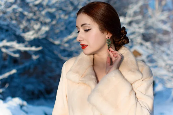 Winter Schoonheid Portret Van Modieuze Prachtige Vrouw Sprookjeskerst Het Besneeuwde — Stockfoto