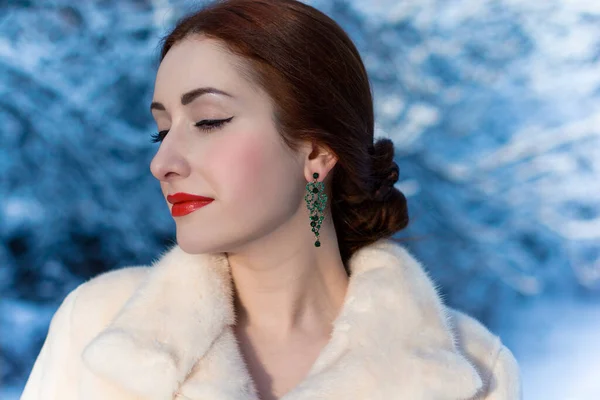 Zimowe Piękno Portret Modnej Wspaniałej Kobiety Święta Wróżki Śnieżnym Lesie — Zdjęcie stockowe