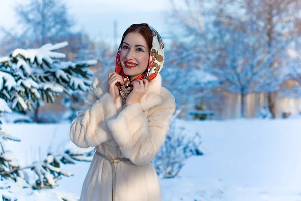 Vacker Europeisk Fashionabla Kvinna Vintern Slöja Huvudet Mot Bakgrund Träd — Stockfoto