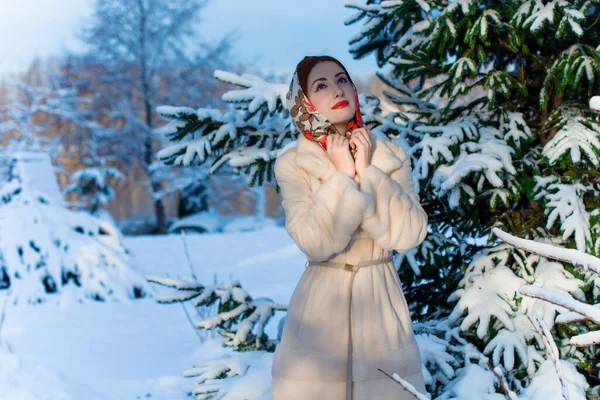 Beautiful European Fashionable Woman Winter Headscarf Her Head Background Trees — Stock Photo, Image