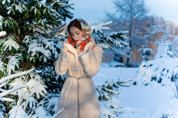 Bela Mulher Europeia Elegante Inverno Lenço Cabeça Cabeça Contra Fundo — Fotografia de Stock