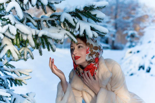 Belle Femme Mode Européenne Hiver Avec Foulard Sur Tête Sur — Photo