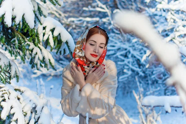 Bela Mulher Europeia Elegante Inverno Lenço Cabeça Cabeça Contra Fundo — Fotografia de Stock