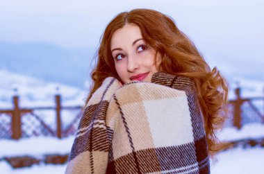 Kış ve Noel 'le ilgili bir şey. Kış, hayallerin gerçekleşmesi için büyülü bir zamandır. Karlı kış manzarasında güzel bir kadın portresi. Güzel genç bayanın mutlu sihirli anları