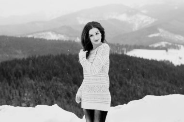 Kış ve Noel 'le ilgili bir şey. Kış, hayallerin gerçekleşmesi için büyülü bir zamandır. Karlı kış manzarasında güzel bir kadın portresi. Güzel genç bayanın mutlu sihirli anları