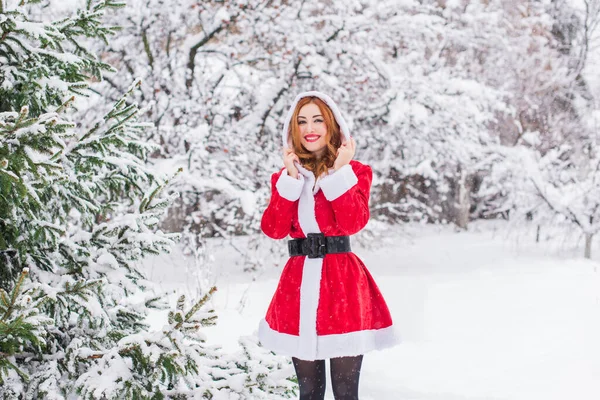 Boldog Karácsonyt Boldog Ünnepeket Télapó Lány Havas Napokon Bébi Élvezi — Stock Fotó