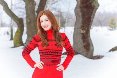 Tatil günleri, Noel kış zamanı. Tatilde olan bir kadın dışarıda yürüyor. Sıcak giyimli bir kız, kadın modası konsepti. Oldukça hoş bir tarz.