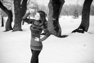 Tatil günleri, Noel kış zamanı. Tatilde olan bir kadın dışarıda yürüyor. Sıcak giyimli bir kız, kadın modası konsepti. Oldukça hoş bir tarz.