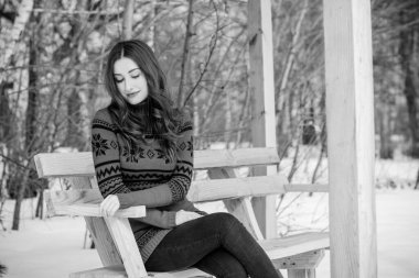 Tatil günleri, Noel kış zamanı. Tatilde olan bir kadın dışarıda yürüyor. Sıcak giyimli bir kız, kadın modası konsepti. Oldukça hoş bir tarz.