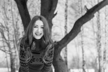 Tatil günleri, Noel kış zamanı. Tatilde olan bir kadın dışarıda yürüyor. Sıcak giyimli bir kız, kadın modası konsepti. Oldukça hoş bir tarz.