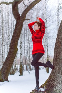 Tatil günleri, Noel kış zamanı. Tatilde olan bir kadın dışarıda yürüyor. Sıcak giyimli bir kız, kadın modası konsepti. Oldukça hoş bir tarz.
