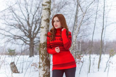 Tatil günleri, Noel kış zamanı. Tatilde olan bir kadın dışarıda yürüyor. Sıcak giyimli bir kız, kadın modası konsepti. Oldukça hoş bir tarz.