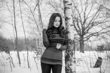 Tatil günleri, Noel kış zamanı. Tatilde olan bir kadın dışarıda yürüyor. Sıcak giyimli bir kız, kadın modası konsepti. Oldukça hoş bir tarz.