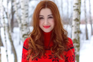 Tatil günleri, Noel kış zamanı. Tatilde olan bir kadın dışarıda yürüyor. Sıcak giyimli bir kız, kadın modası konsepti. Oldukça hoş bir tarz.