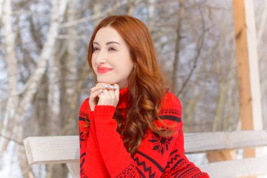 Tatil günleri, Noel kış zamanı. Tatilde olan bir kadın dışarıda yürüyor. Sıcak giyimli bir kız, kadın modası konsepti. Oldukça hoş bir tarz.