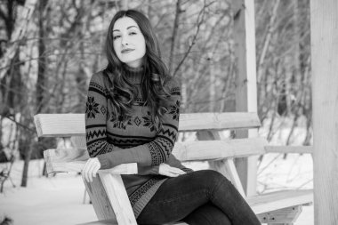 Tatil günleri, Noel kış zamanı. Tatilde olan bir kadın dışarıda yürüyor. Sıcak giyimli bir kız, kadın modası konsepti. Oldukça hoş bir tarz.