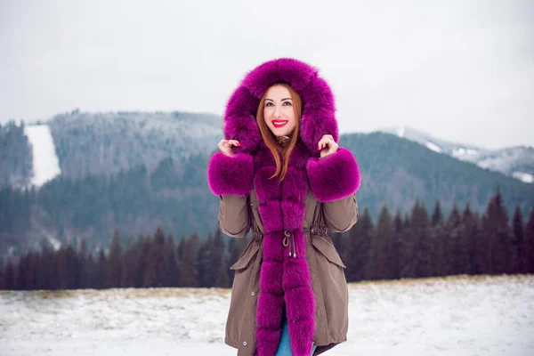 Hermosa Mujer Chaqueta Colorida Del Parque Moda Tiempo Frío Aire —  Fotos de Stock