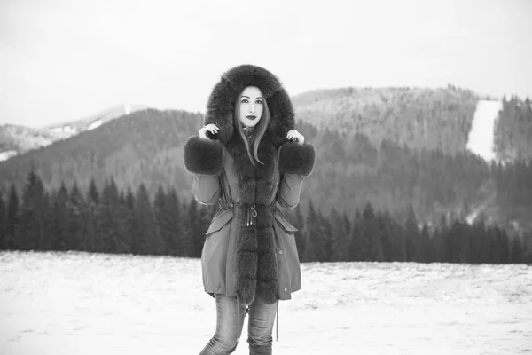 Красива Жінка Модному Барвистому Парковій Куртці Холодний Час Відкритому Повітрі — стокове фото