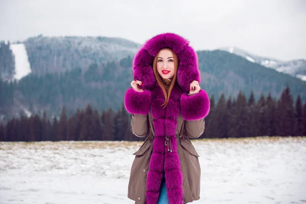Piękna Kobieta Modnej Kolorowej Kurtce Zimnym Czasie Świeżym Powietrzu Moda — Zdjęcie stockowe