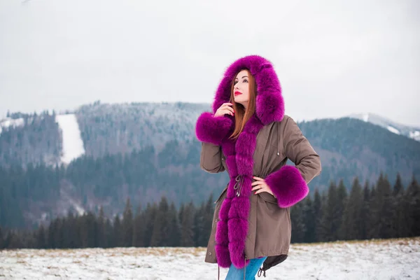 Vacker Kvinna Fashionabla Färgglada Park Jacka Vid Kall Tid Utomhus — Stockfoto