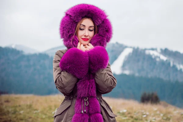 Hermosa Mujer Chaqueta Colorida Del Parque Moda Tiempo Frío Aire —  Fotos de Stock