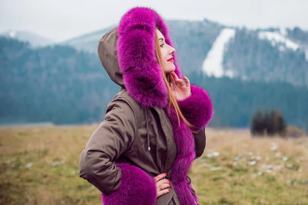 Mulher Bonita Jaqueta Parque Colorida Moda Tempo Frio Livre Moda — Fotografia de Stock