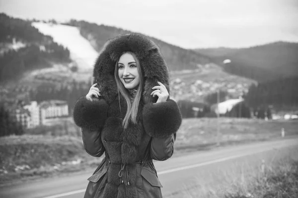 Hermosa Mujer Chaqueta Colorida Del Parque Moda Tiempo Frío Aire —  Fotos de Stock